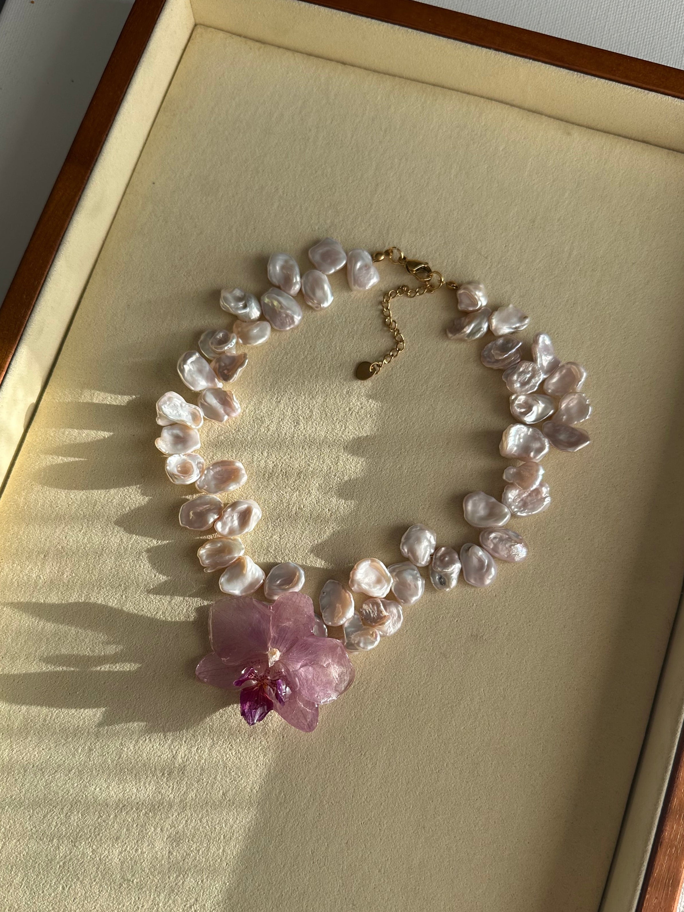 AMÉLIA ORCHID NECKLACE – BAROQUE PEARLS