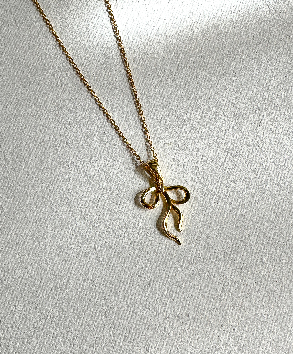 MILAINE RIBBON NECKLACE GOLD