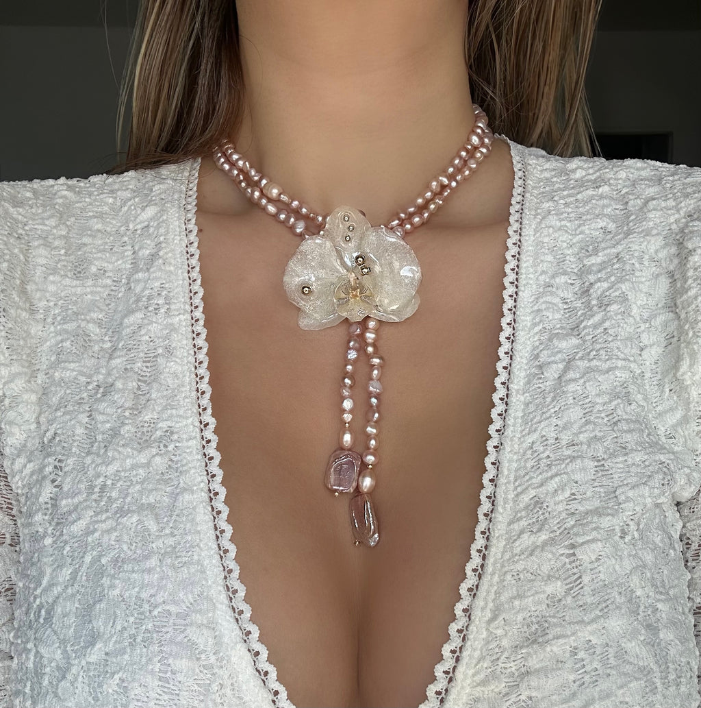 ROSÉ MUSE ORCHID LARIAT – FRESH WATER PEARLS (RESTOCK)